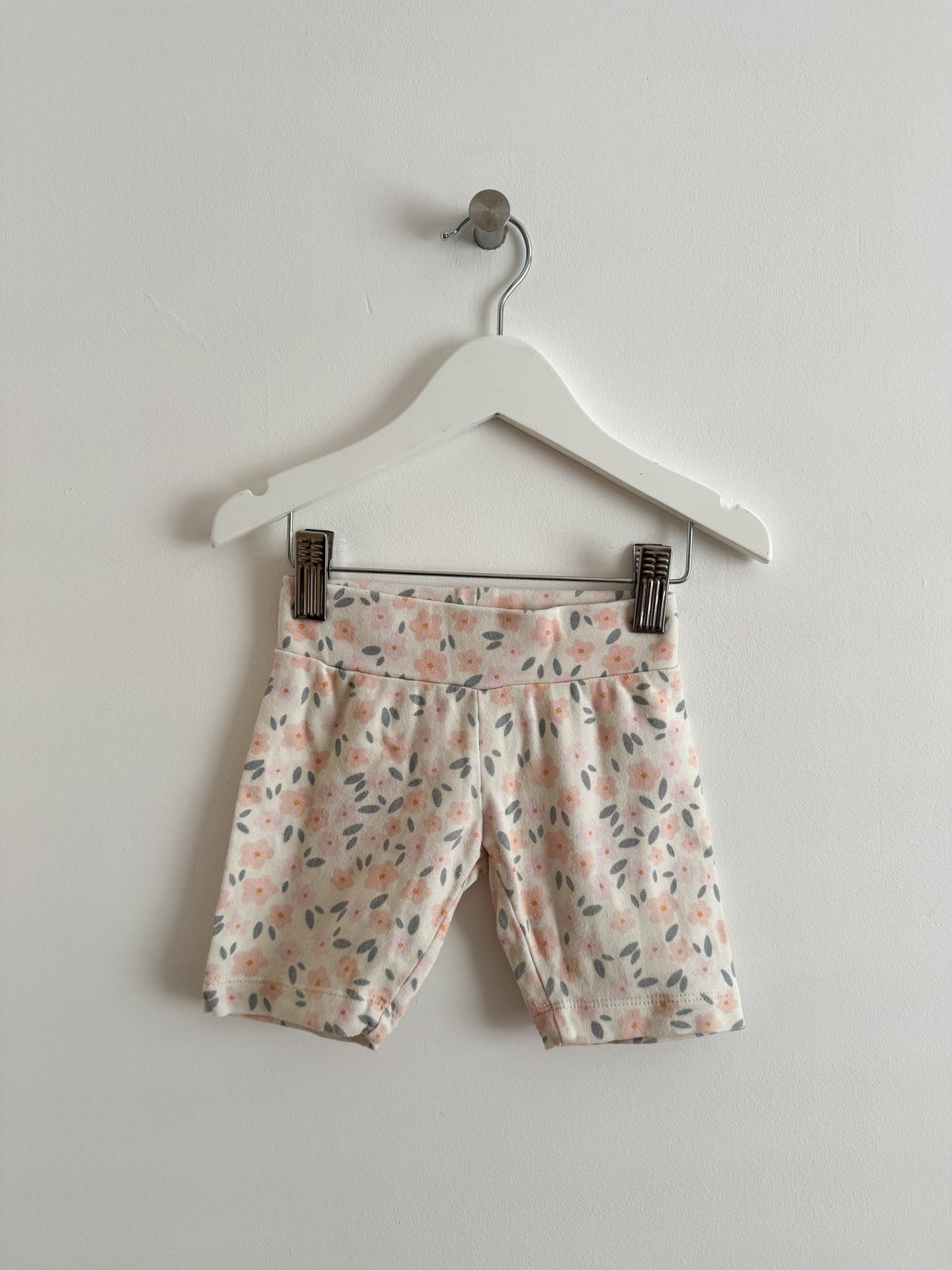 PRELOVED PEACHY FLORAL CYCLING SHORTS 2-3 YEARS