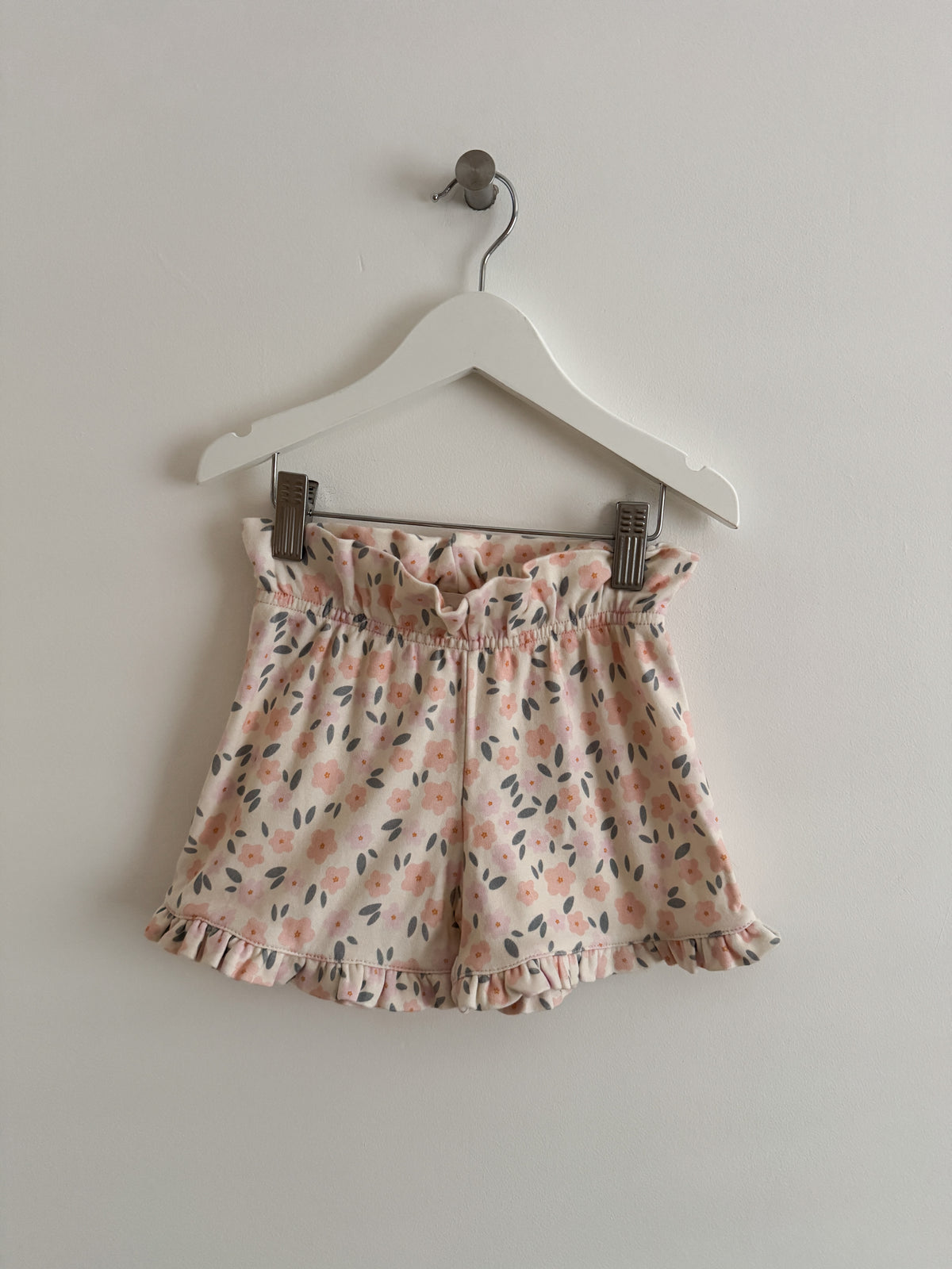 PRELOVED PEACHY FLORAL FRILL SHORTS 1-2 YEARS
